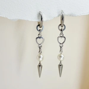 Handgjorda örhängen - Handgjorda örhängen●Följ :@ekjewelryofficial🤲 ● 💎Material- 100% rostfritt stål och pärlor ●Örhängeskrokar -rostfritt stål. Nickel fri. Längd -7cm.Vattentåliga, ändrar inte färgen! 