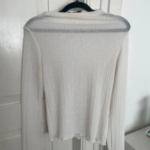 Vit långärmad topp - En jätte fin vit långärmad topp, den är något genomskinlig o liknar därmed intimissimi topparna! Storlek M, har vanligtvis storlek s/xs men denna sitter inte alltför löst💞stretchigt material, använd en gång!