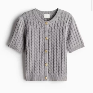 Trendig kofta - Säljer den här fina grå koftan från H&M. Den är i väldigt fint skick🫶Bilderna är tagna från H&M:s sida❤️