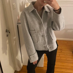 Kappa!! - Superfin grå kappa som jag köpte för 400kr på lager 157, den är i storlek M och är slutsålt på deras sida!! Den är i toppskick eftersom den bara är använd 1 gång🙌🏻🩶🩶