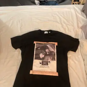 Tja säljer nu denna skit feta burberry t shirt då den inte kommer till användning de finns en liten skada på den men de går lätt att fixa hör av er vid frågor 