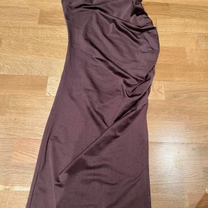 En brun kjol - Säljer min systers bruna kjol med slits som hon aldrig använt. 