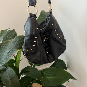 Snygg handväska  - Super snygg handväska med gulddetaljer❤️❤️