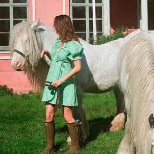 Adoore klänning - Helt ny supersöt klänning med lappar kvar🥰✨️ Liten i storlek och med justerbara band både över bröstet och runt midjan. Bilderna tagna från Adoores hemsida så klänningen är helt oanvänd! Priset går diskutera vid snabb affär