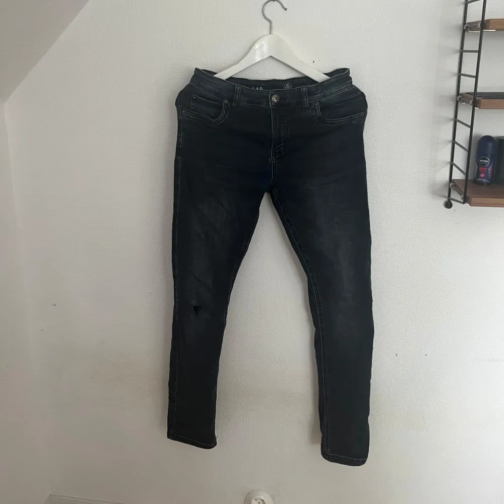 Säljer dessa feta slim fit jeans med bra kvalitet. Kvaliteten är 6/10 pga av hålet ni ser på 3 bilden, ett hål som kan vara snyggt. Storlek 170cm Skriv om ni har några fler frågor!. Jeans & Byxor.