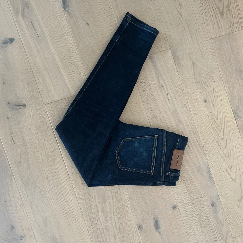 Säljer mina j lindeberg jeans för att jag inte använder dom längre. Storlek 32/32 men skulle säga att dom är rätt små i midjan, dom är i fint skick hör av dig vid funderingar😊. Jeans & Byxor.