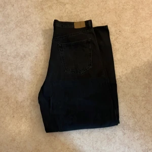 Weekday Astro Loose Jeans - W 32 L 34  Nyskick  Weekday Astro Loose jeans i svart färg Oversized