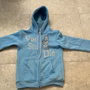 Säljer denna feta rhinestone hoodie använt en gång inga defekter alls