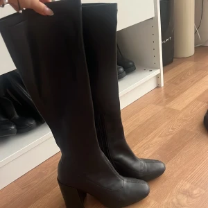 London rebel boots - De är använda och det finns vissa defekter vilket visas på bild 2. Nypris 800kr men säljer för billigt då defekterna finns! Tror dock att det går att lösa med någon svart färg eller liknade.