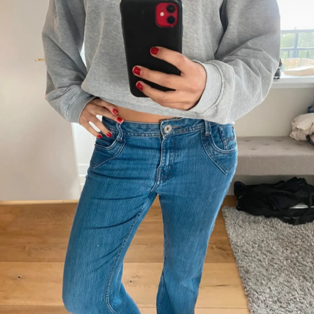  Skitsnygga lowrise bootcut jeans som är nästan i helt nyskick. Jag har använt dom max 2 gånger. Dom är i storlek 36 men kan även funka på 38. Jag är 160 cm lång🩷. Jeans & Byxor.