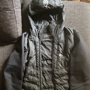 Sail racing hybrid spray jacka - I bra skick. Säljer då den är för stor.