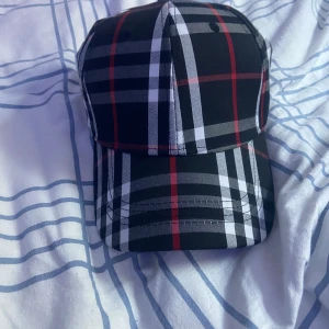 Burberry keps - Svart burberry keps i bra skick