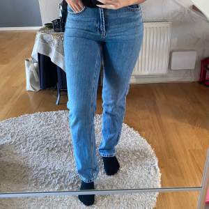 Jeans från Vero Moda. Har ej använt dessa mer än fem gånger. Det två sista bilderna är lånade. Ny pris 499kr💙 Jag är 160cm lång och har stl S 