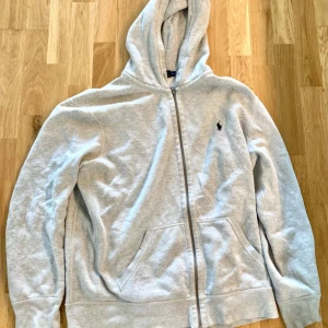 Ralph Lauren hoodie - Grå Ralph Lauren hoodie i mycket bra skick. Knappt använd. 9/10 skick!