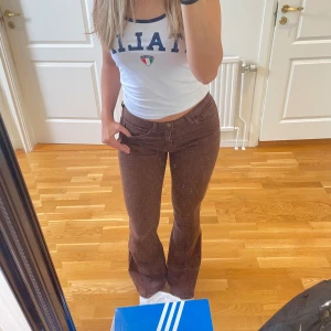 Bruna jeans - SÅ fina men har aldrig kommit till användning!! Nyskick och så fin modell.