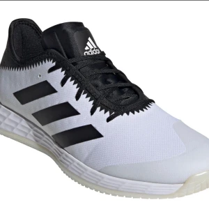 Adidas zero court handboll  - Helt nya oanvända, min dotter slutade med hand boll o använde aldrig dessa 2 par. En är i strl 37,5 och en i 38.  2 för 700 1 för 400