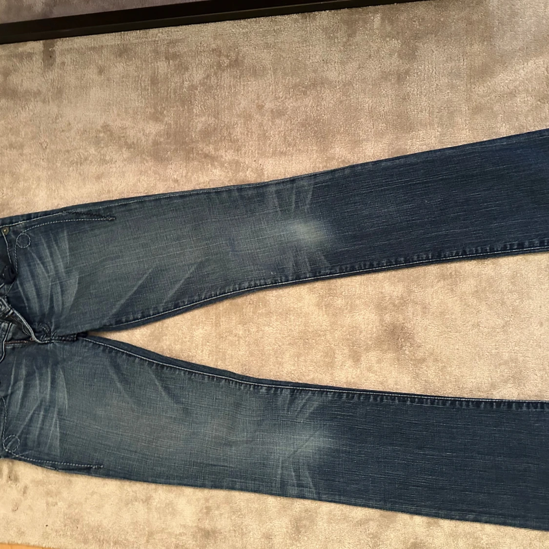 Blå jeans med broderade fickor - 92