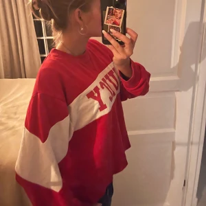 Juicy hoodie  - Så fin röd hoodie från Juicy, som jag säljer då jag inte får användning för den. 💕💕 