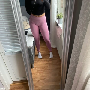 Rosa tights  - Rosa snygga tights från SHEIN men kommer ej till användning. Stl S Håller på att bli ett litet hål baktill ( Se bild 4)💕går att sy igen. Formar kroppen väldigt fint 100kr
