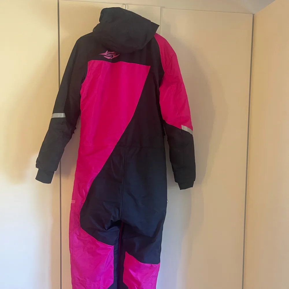 Säljer min svart/rosa skoteroverall från SWEEP, strl 34 (dock mer som strl M)  Nypris: 3595kr Nu: 1500kr.. Övrigt.