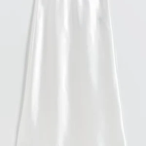 Vit kjol - Säljer denna superfina kjol från Gina Tricot! Endast ett fåtal gånger. Perfekt ny till höst är lite längre🩷 Pris går att diskuteras!  Nypris 399🩷