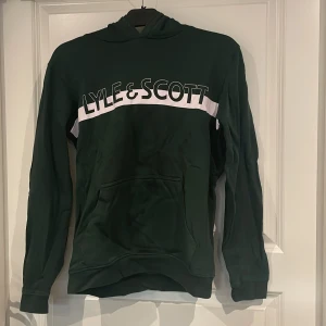 Lyle & Scott hoodie - Storlek 164-170cm. Skick 9/10 då den inte är särskilt använd. Nypris 749 kr.