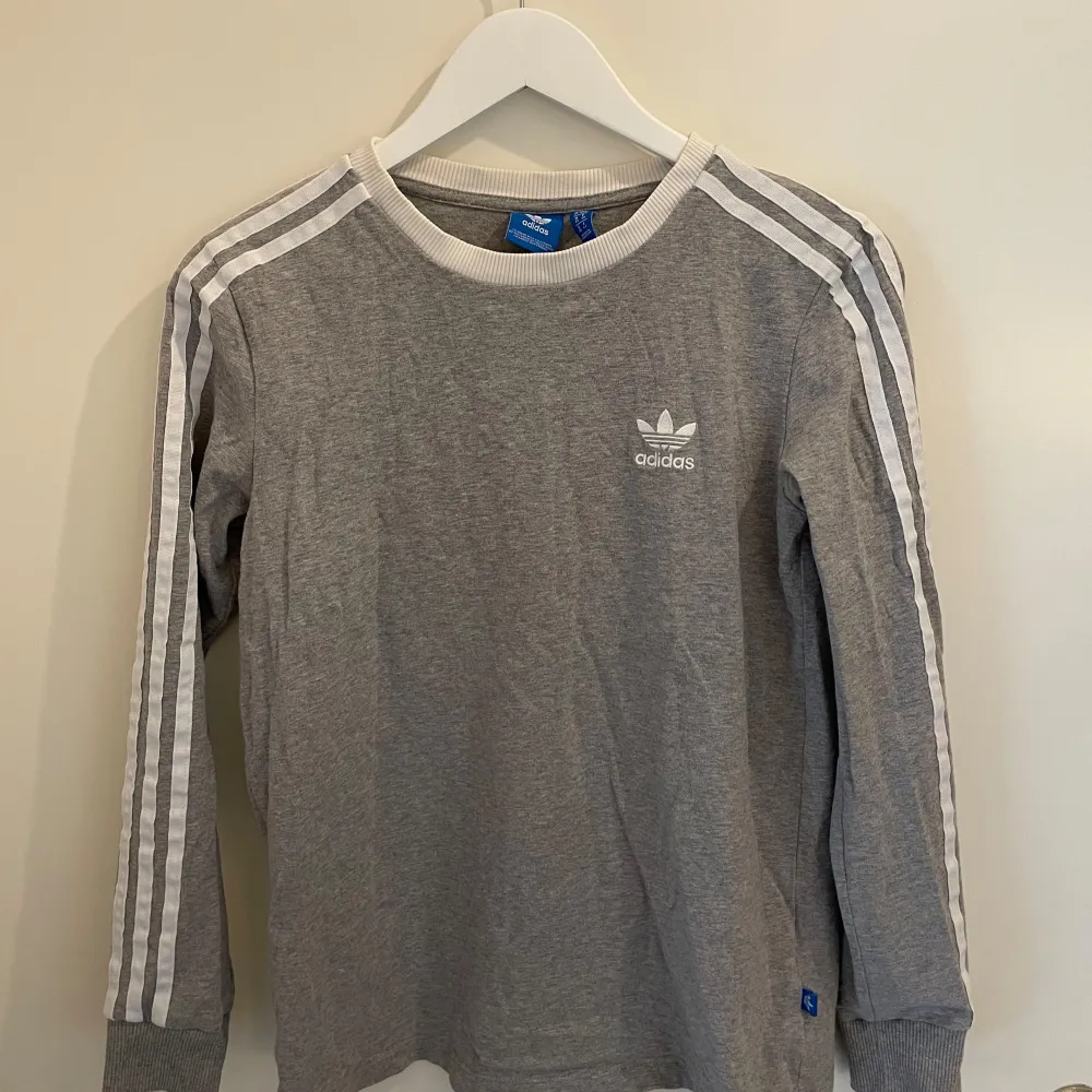 Cool tröja från adidas originals. Bra skick!!🩶 . Tröjor & Koftor.