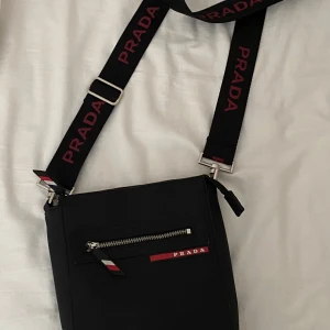 Väska - Helt ny oanvänd fräsch väska som priset kan diskuteras till.