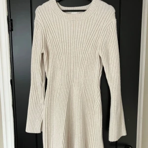 Efterfrågad klänning från H&M - använd en gång och skulle säga att den passar storlek M också!!  kom priv för fler bilder 😊😊