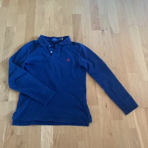 Ralph Lauren tröja  - Har haft den ungefär 1 år. Jag har använt den rätt mycket men den är fortsatt bra skick och hel. Storlek 14/16 år st 160 