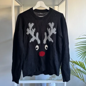 Jultröja - En gullig jultröja - använd 1 gång! Perfekt till uppesittarkvällen 🥰🧑‍🎄 Lite stor i storleken.