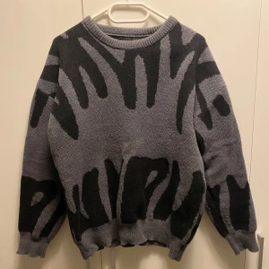 Stickad tröja - Stickad tröja som passar perfekt till vintern. Varm och skön med bra kvalite. Endast använd enstaka gånger.