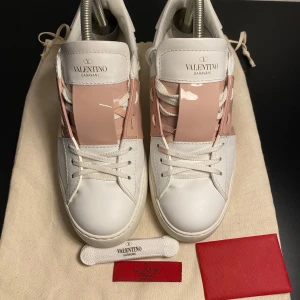 Valentino Skor  - Hej! Säljer nu dessa Valentino skor, storlek 39.5, skicket bedömer vi är väldigt bra allt på bilden ingår , tveka inte på att höra av er vid frågor kring skorna! 