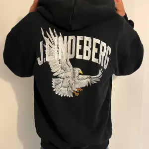 Säljer en sjukt snygg hoodie som är ifrån j.lindeberg✅Hoodien är i storlek M🙌nypris 4300 säljer för 1699