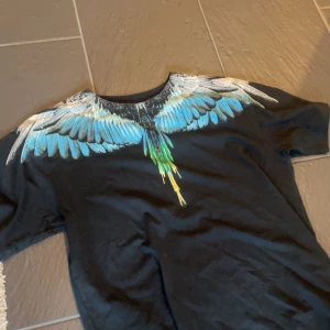 Marcelo burlon Tshirt - Tjabba! En svin fet Marcelo Burlon county of Milan tshirt i modellen Icon wings. Skicket på denna är 9,5 av 10 då den är använd 3 gånger. Nypris ligger runt 3500kr men mitt pris blir 749💥Hör av er vid frågor!