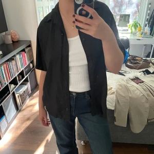 Svart kortärmad skjorta - Svart kortärmad skjorta från Batistoni i storlek 42. Tunn skjorta i fint skick!