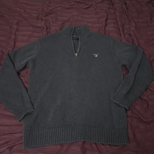 Gant tröja  - Tjena säljer min gant tröja för den inte används, den är i fint skick en liten fläck på nere vid bansidan men smälter in bra i tröjan, hör av dig om du undrar något// William 