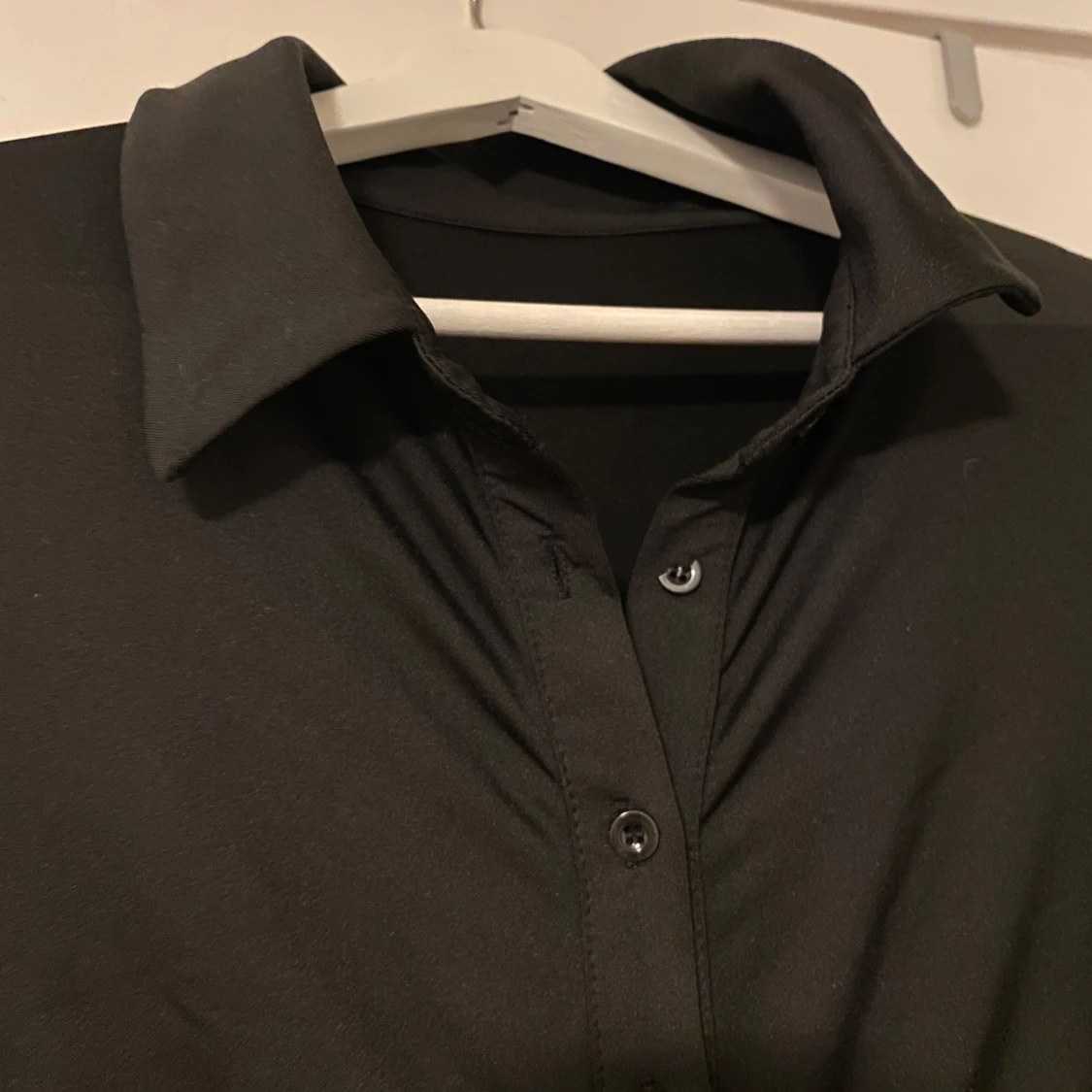 Svart button up klänning - 90