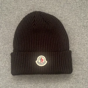 Moncler mössa - Tja, säljer Moncler mössa. Perfekt tilm vintern, fråga bara om ni undrar något. Mvh Joel