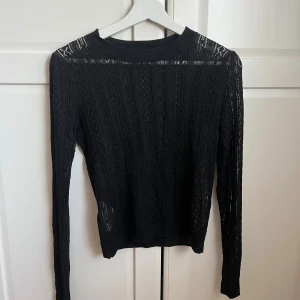 Virkad tröja  - Så snygg virkad tröja från Mango. Jättesnygg över ett linne eller bara bh. Har fint virkade detaljer! Så snygg till tex ett par lågmidjade bootcut jeans!