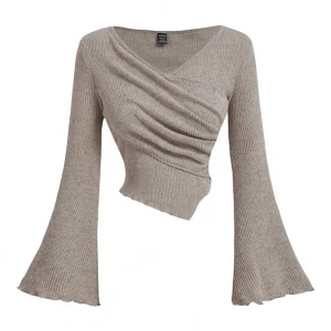 Beige ribbad tröja från Shein - Säljer en superfin beige ribbad tröja från Shein. Den har en snygg omlott-design med v-ringning och långa, vida ärmar. Perfekt för både höst och vår! Tröjan är i storlek L och är i nyskick (aldrig använd). 