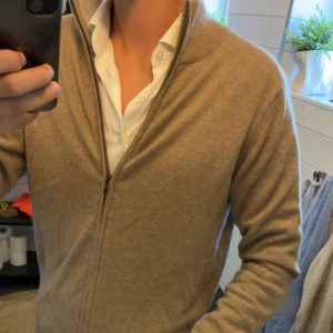 100% Kashmir zip  - Stolek L  10/10 skick  Hör av er vid frågor 