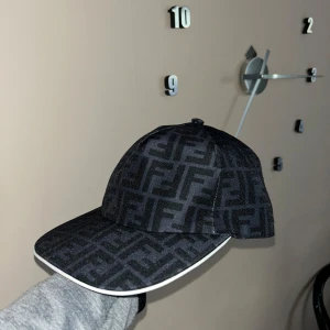 Fendi keps  - Säljer nu min Fendi keps aldrig använd helt ny 