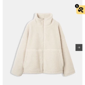 Teddyjacka  - Säljer denna jättefina Teddyjackan som är slutsåld i xs! Fick hem den nyss så lappen är kvar och den är aldrig använd! Nypris 799!❤️