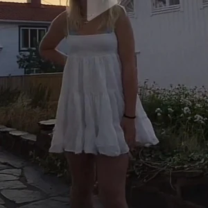 Zara Klänning - Jättefin klänning från zara som jag nu säljer eftersom jag inte använder den längre. Är använd men skulle säga att den är k väldigt bra skick!!! Nypris 400 mitt utgångspris 100.