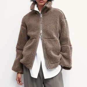 Teddyjacka - Mörkbeige teddyjacka från H&M, jackan är helt slutsåld online och i butik. Helt ny och aldrig använd, prislappen sitter kvar. 