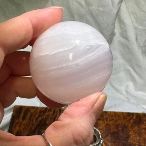 Vackert klot i mangano kalcit - Så vackert klot i mangano kalcit på nästan 5cm. Ovanligt! Nypris ca 600:- Stället på bild 2 ingår ej (kan skicka med ett enkelt litet ställ i plast)  Alla mina kristaller är köpta av väletablerade svenska säljare (så inget kina skit!)