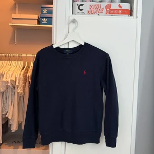 Ralp lauren tröja - Stor i storlek, lite uttvättad men inte så använd. Köpt från kidsbrandstore💕