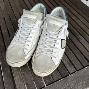 Philippe model  - Säljer mina Philippe model skor pga har tröttnat på dem, inköpta på bestsecret för 2800.  Låda medföljer  Skriver om du har några fler frågar! 