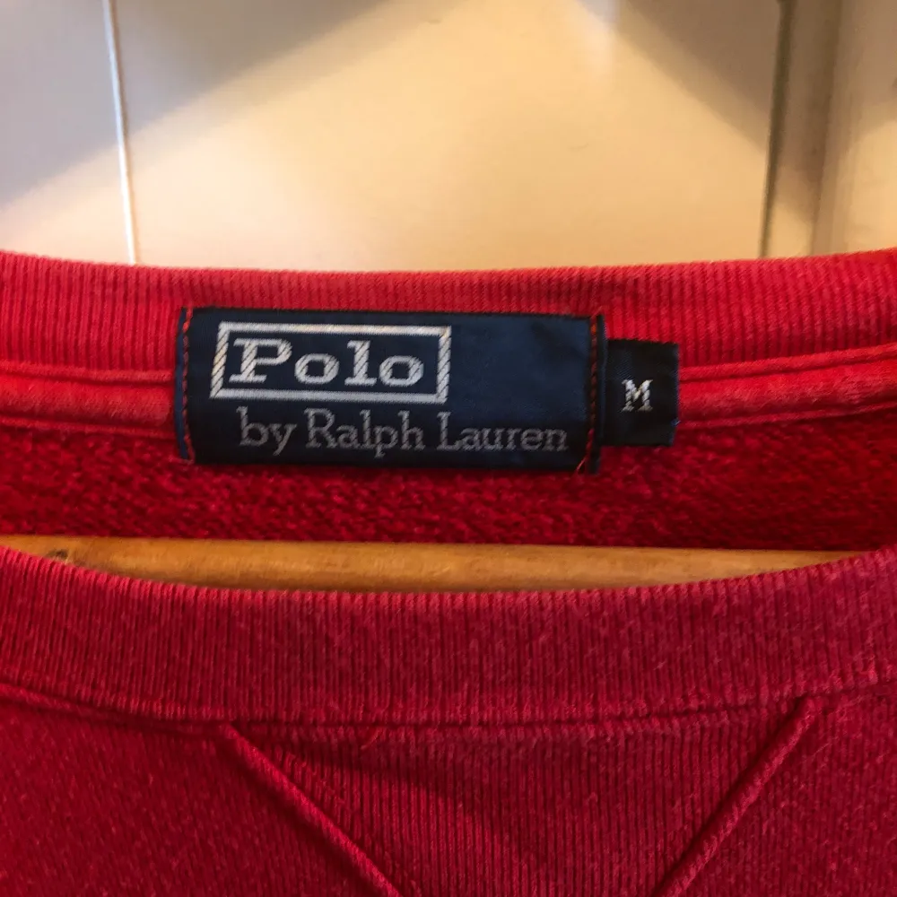 Säljer nu en Ralph Lauren tröja 😊 Skicket skulle jag säga är 7/10 lite urtvättad men annars bra… Storleken skulle jag säga är lite större än M. Har du frågor är de bara att kontakta 🙌. Tröjor & Koftor.